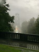Es regnet im Regenwald. Lions Gate Bruecke in Vancouver