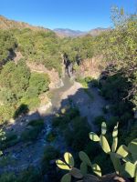 Blick zum Alcantara-Fluss mit sehr wenig Wasser