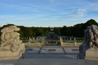 Menschenleerer Vigelandspark in Oslo - Reisen in Corona-Zeiten macht es möglich