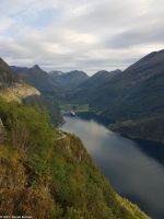 Geirangerfjord - Standort Ørne-Svingen (Adlerkurve) - Blick zum Ort Geiranger - Ein Kreuzfahrtschiff liegt im Fjord