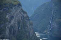 Geirangerfjord - Standort Ørne-Svingen (Adlerkurve) - Wasserfälle Sieben Schwestern und Bauernhöfe auf den Grasmatten