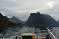 Mit der Fähre über den Hjørundfjord geht es von Leknes nach Sæbø