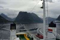 Mit der Fähre über den Hjørundfjord geht es von Leknes nach Sæbø