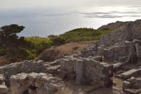 Alt-Thira mit Ägäis im Hintergrund