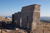 Das Theater von Acinipo. Der Betonstreifen trennt Original von Rekonstruktion