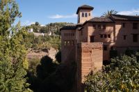 Generalife (Hintergrund, links) und Palacio del Partal