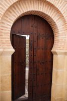 Eingangspforte der neuen Moschee von Córdoba. Durch den Türspalt sieht man den Brunnen, an dem die Gläubigen sich vor dem Gebet reinigen