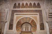 Die Inschriften und floralen Muster wurden von byzantinischen Mosaikhandwerkern gestaltet