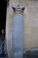 Römischer Meilenstein am Eingang der Moschee