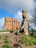 Baum und Kirche im Vergehen