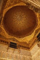 Die als Media Naranja (halbe Orange) bekannte Decke des Botschaftersaals. Die Balkone wurden anlässlich der Hochzeit Karls V. eingezogen.