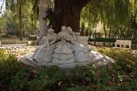 Glorieta de Bécquer - erträumte Liebe (rechts), besessene Liebe, und die verflossene Liebe (links). Darüber - in Bronze - Armor