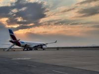 Namibia - unser Flieger im Sonnenuntergang