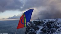 Das Nordkapp liegt nicht nur in Norwegen auch in Sapmí - dem Land der samischen Urbevölkerung - im Bild die samische Flagge