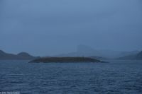 Nach einer windigen Nacht auf dem Vestfjord erreichen wir die Helgelandskyste (Märchenküste) und überqueren den Polarkreis nach Süden