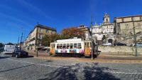 Singlereise Portugal - die berühmte Straßenbahn in Porto