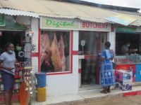 0961 Fahrt vom Tsavo-West zum Tsavo-Ost Nationalpark - Kurzer Stopp in Voi