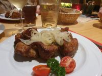 Spießbratenessen im Weingut in der Pfalz