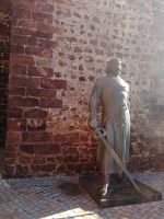 Statue des König Sanchos I. vor der Burg Silves.jpg