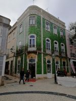 Mit Azulejos verkleidetes Haus in der Rua Garret am Platz Praça Gil Eanes (Rathausplatz).jpg