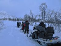 Norwegen - Auf geht`s zur Motorschlitten Fahrt in den Lyngen Alpen.JPG