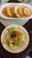 Mittagessen in El Valle mit Kochbananen und Salat