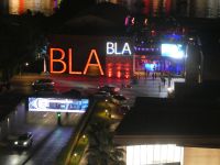 Blick aus dem Fenster in der Nacht