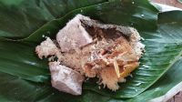 Mittagessen mit Blaukartoffel, Reis und Fisch
