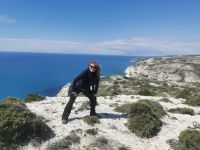 Simone vor dem türkisfarbenen Mittelmeer