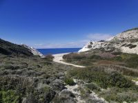 Blick von oben auf das türkisfarbene Mittelmeer