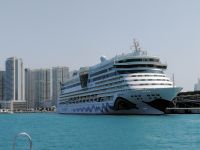 AIDAbella liegt im Hafen vor Anker 