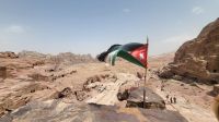 Rundreise Jordanien - jordanische Flagge in der Felsenstadt Petra