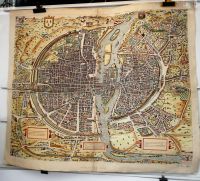 Auslage einer Kartenhandlung mit alter Karte von Paris