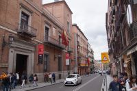 Beflaggung an einem offiziellen Gebäude der Comunidad Madrid