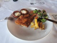 Tilapiafilet mit Salat, Remoulade und Pommes. Seeeeehr lecker