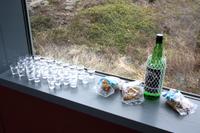 Astrid kredenzt Brennivin und Trockenfisch