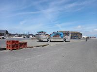 Betriebshof einer Austernzucht mit Austernbooten