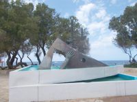 DSCN5888.JPG  Denkmal- Untergang einer Fähre in Chania