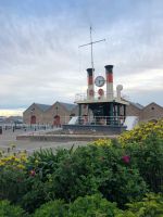 Die Dampfuhr am Hafen in St. Helier.jpeg