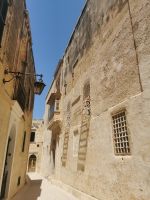 Mittelalterliches Flair in Mdina mit alten Hauserkern und reichlich Verzierungen