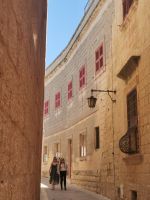 Mdina, Gasse mit hübschen roten Fensterläden