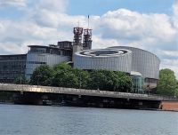 Parlamentsgebäude an der ILL