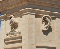 Stetige Wachsamkeit der Ritter im Dienste des Christentums symbolisiert durch Pelikan und Ohr, Senglea, Malta