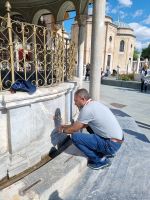 Konya - Mevlana Kloster (Reiseleiter Murat demonstriert uns die muslimische Gebetswaschung)