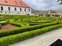 Im Burginnenhof wartet der herrliche barocke Garten