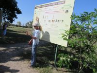 152 Nekropole Anghelo Ruju Anja erklärt.JPG