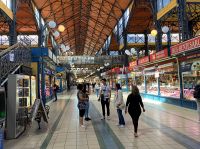 Alte Markthalle in Budapest lockt zum Einkauf