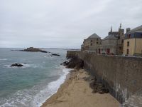 Blick auf den Küstenbereich von der Stadtmauer von St. Malo