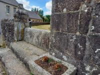 Diese Stufe trennt am umfriedeten Pfarrhof von Guimiliau die Lebenden von den Toten. 