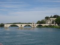 Vorbeifahrt an der Berühmten Brücke von Avignon - Pont Saint Benezet